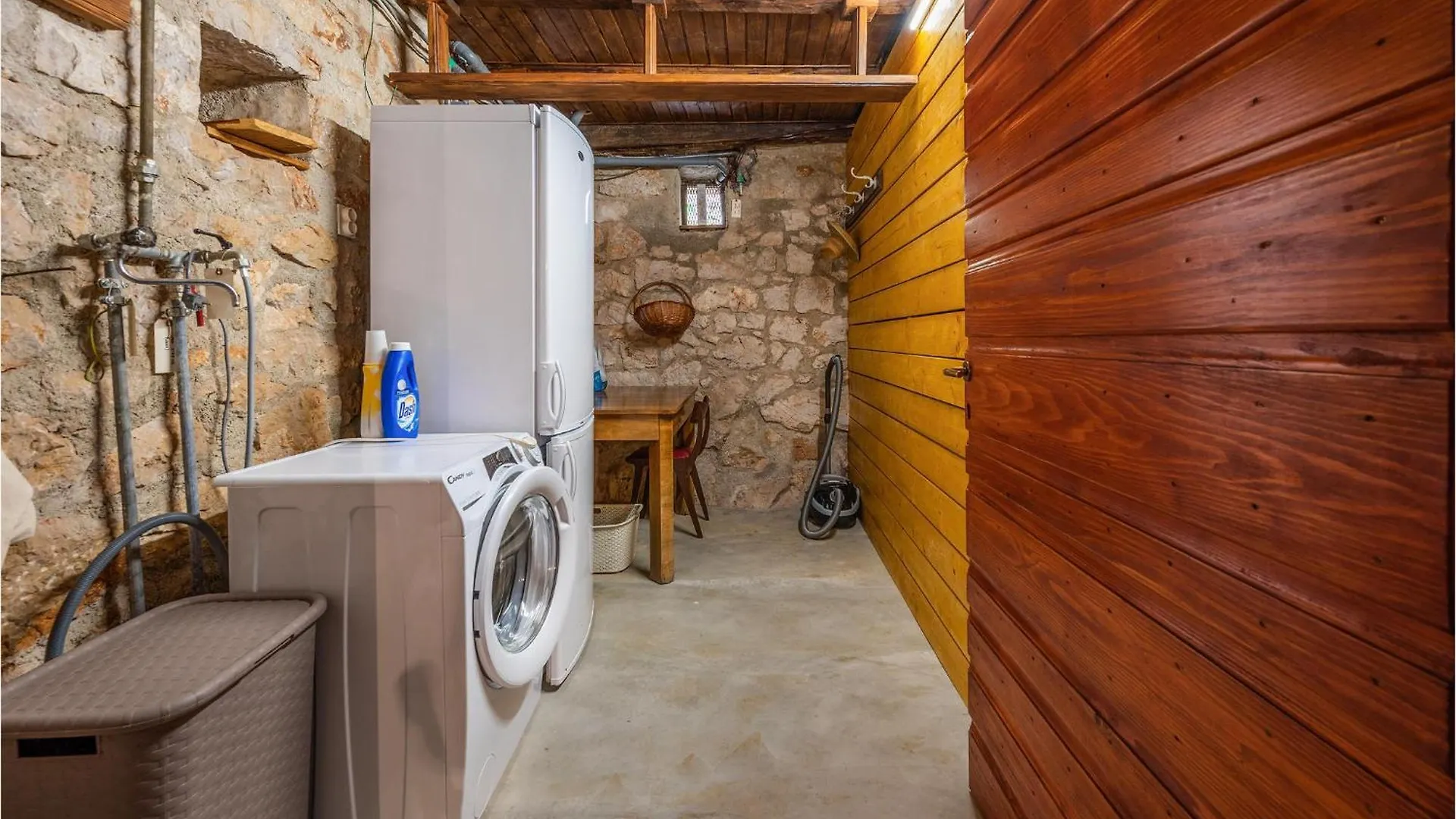 Cozy Home In Plomin With Kitchen